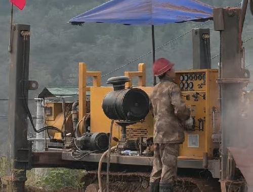 山区打深水井视频（1）