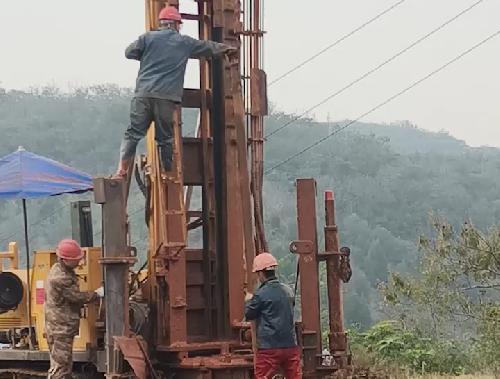 山区打深水井视频（2）